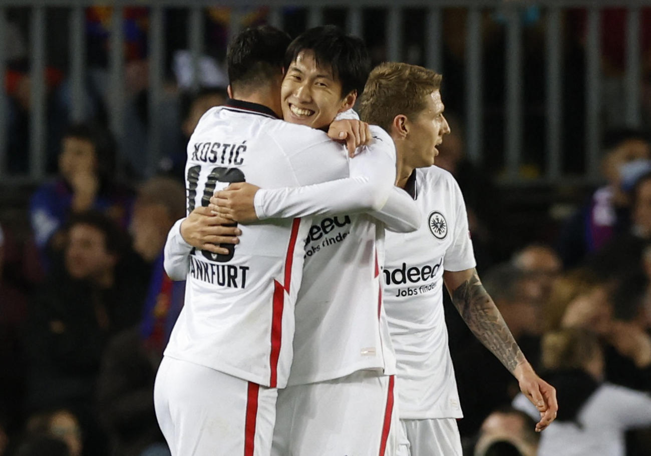 欧州リーグ準々決勝　バルセロナ戦、ゴールを決めたコスティッチと抱き合うEフランクフルト鎌田大地（中央）（ロイター）
