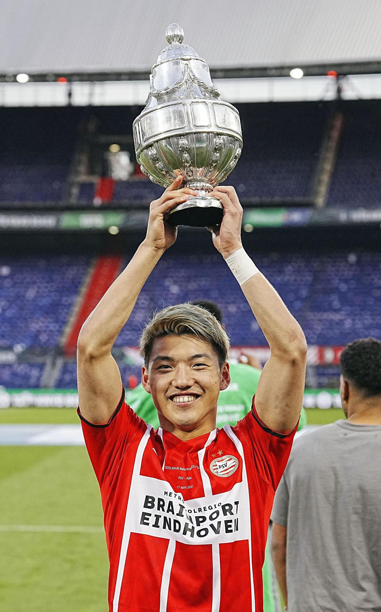 アヤックス戦に勝利し、優勝トロフィーを掲げるPSVアイントホーフェンの堂安＝ロッテルダム（共同）