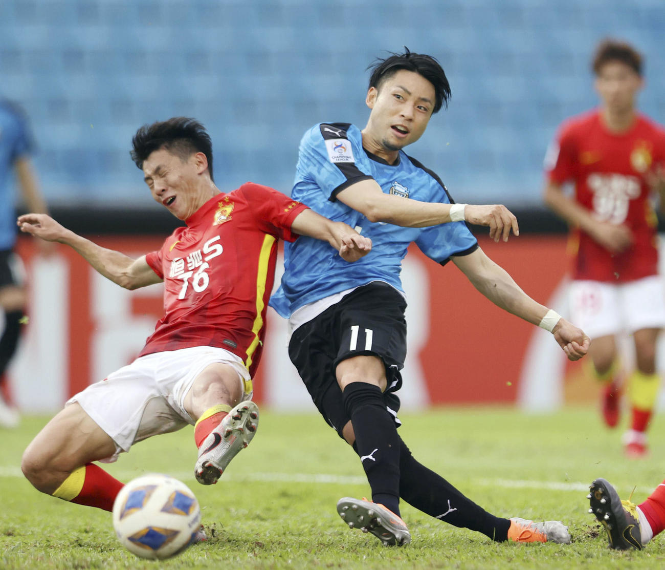 広州FC戦で競り合う川崎F小林（右）（ゲッティ＝共同）