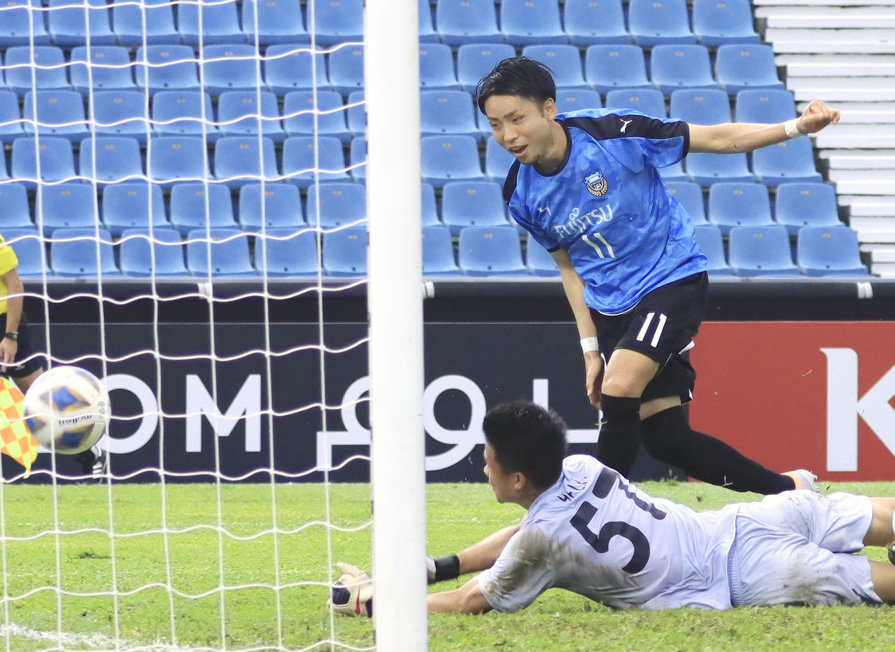 広州FC戦の前半、チーム5点目、自身2点目のゴールを決める川崎F・小林（奥）（共同）