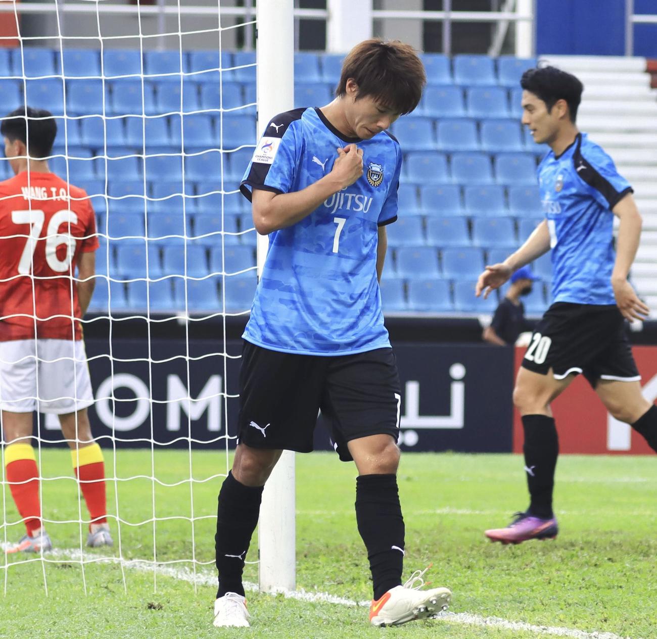 広州FC戦の前半、チーム3点目のゴールを決めた川崎F・車屋（手前）（共同）