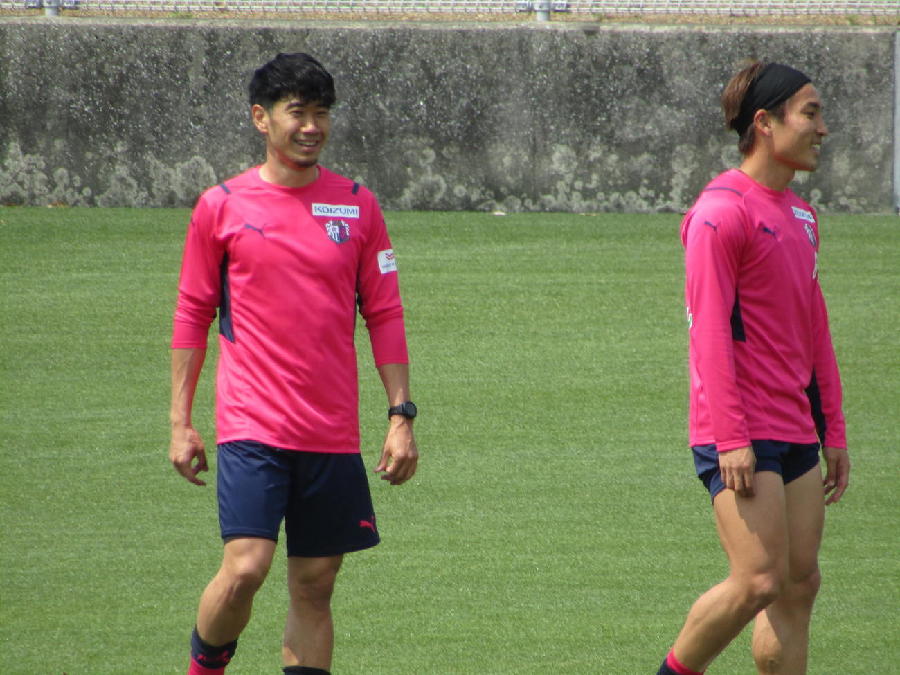 古巣C大阪の練習に参加した香川真司（左）は練習着もC大阪のものでファンには感涙ものだ