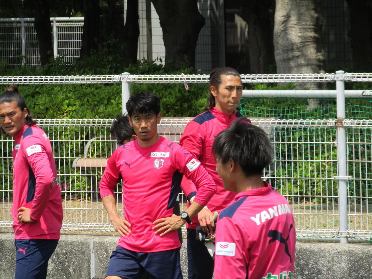 古巣C大阪の練習に参加した香川真司（中央）は山下達也（左）やキム・ジンヒョン（右奥）と懐かしの再会