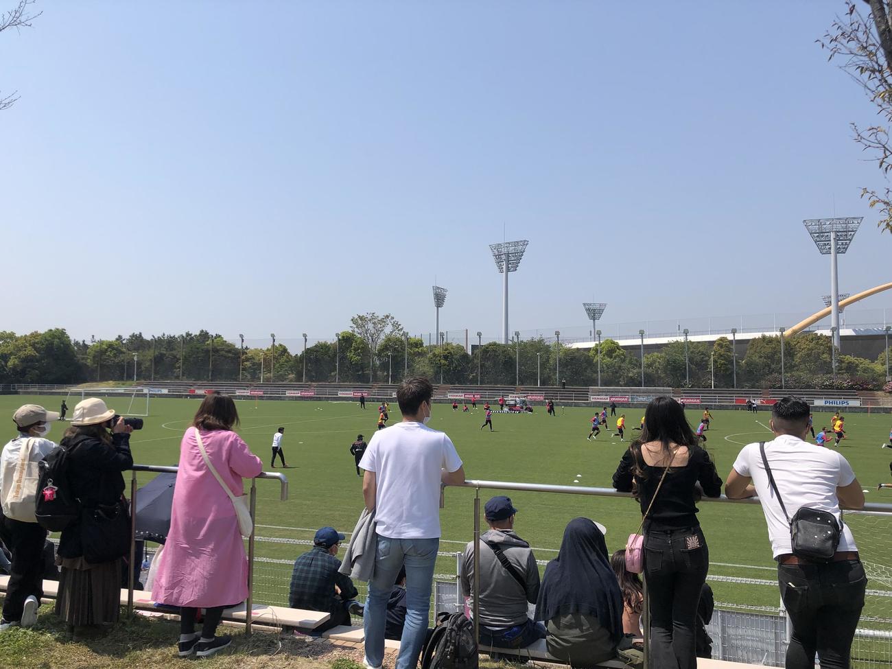 香川真司が2日連続で参加したC大阪の練習を見守るサポーター