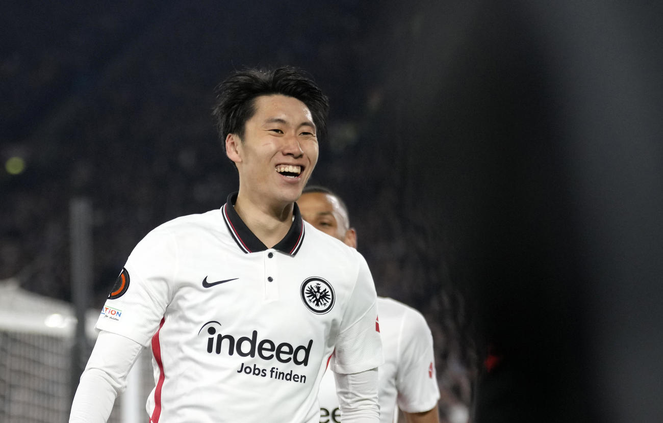 ゴールを決めて歓喜する鎌田大地（AP）