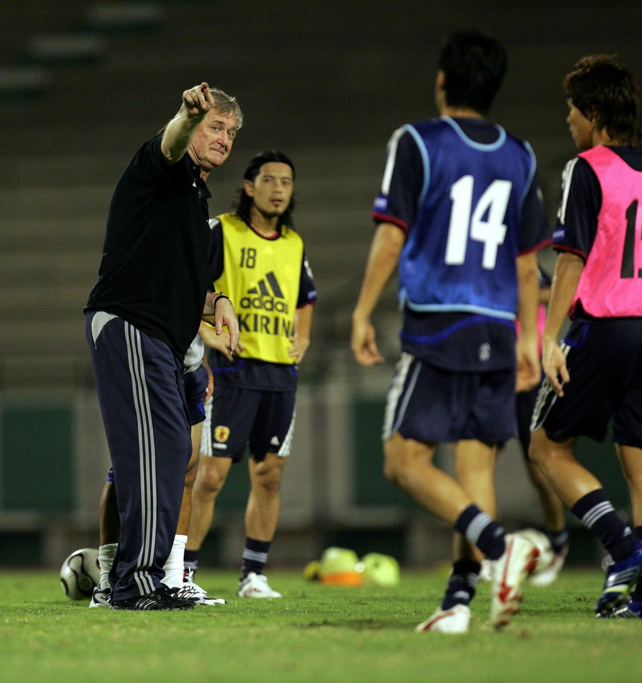 日本代表の練習で選手に指示を出すイビチャ・オシム監督（06年9月01日撮影）