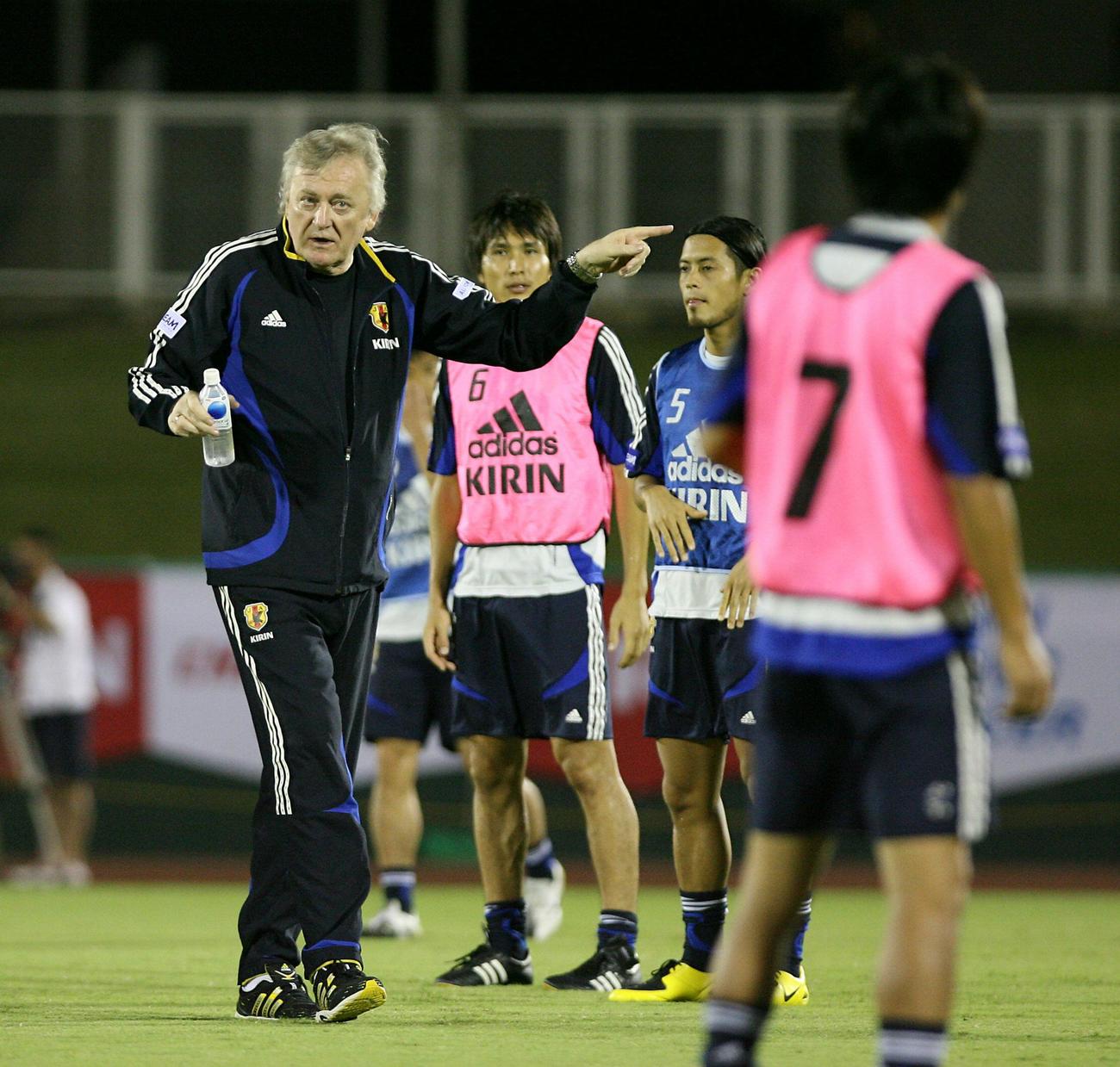 日本代表合宿　練習中、田中達也（右7）と前田遼一らFW陣に指示を出すイビチャ・オシム監督（07年8月22日）