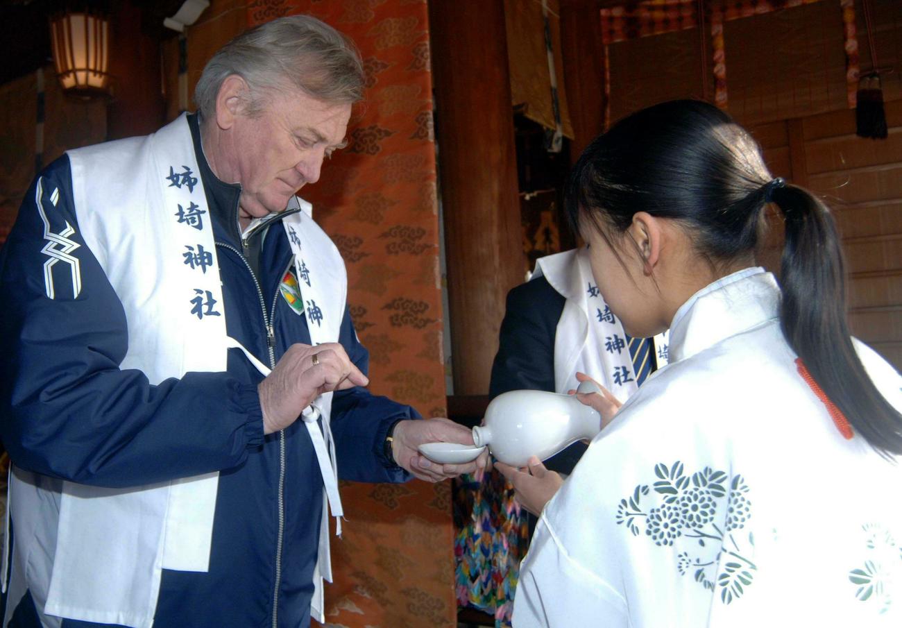 千葉必勝祈願　必勝祈願に臨んだ千葉イビチャ・オシム監督（左）は巫女さんから御神酒を受ける（06年1月28日）