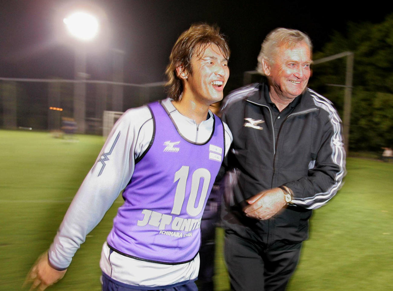W杯日本代表発表　練習終了を待つファンのところへ巻誠一郎を促す千葉のイビチャ・オシム監督（06年5月15日撮影）