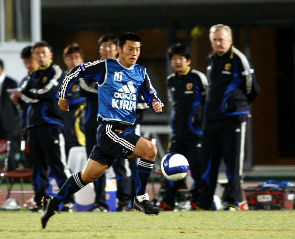 07年10月　練習試合でドリブルで突進するFW播戸竜二。右はイビチャ・オシム監督