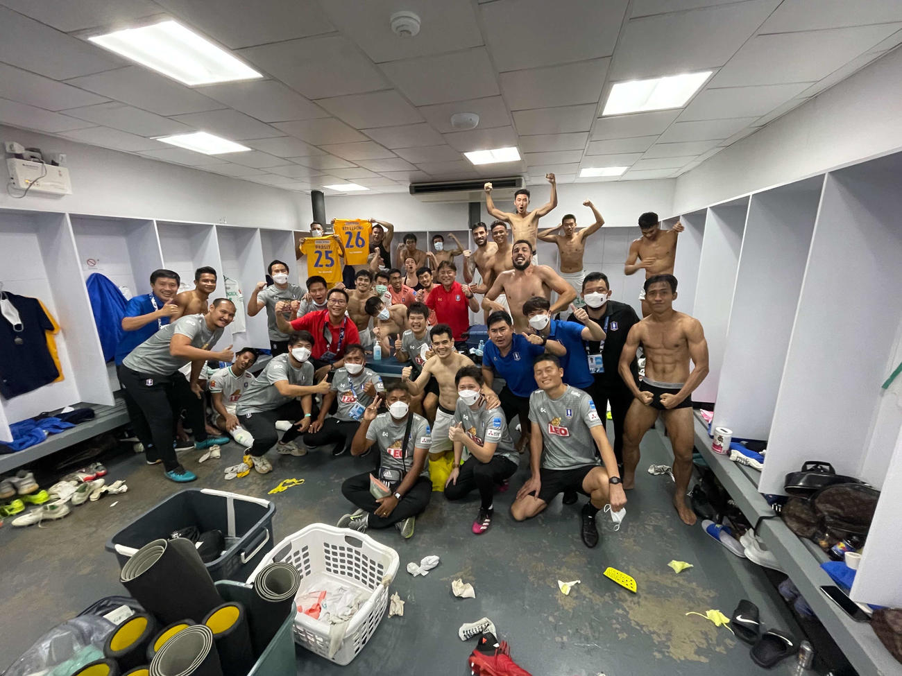 試合後のロッカールームで喜ぶタイ1部BGパトゥムのメンバー＝本人提供