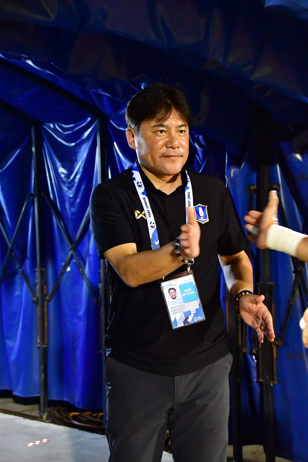 タイ1部BGパトゥム手倉森誠監督は選手とタッチ＝本人提供