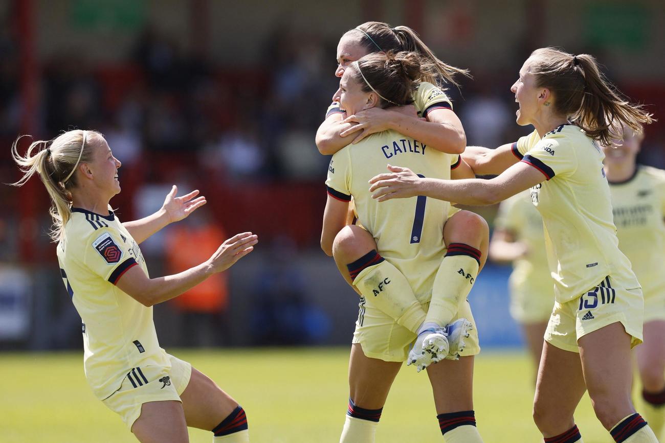 イングランド女子スーパーリーグ　ウェストハム対アーセナル　2点目を挙げ喜ぶアーセナルの選手たち（ロイター）