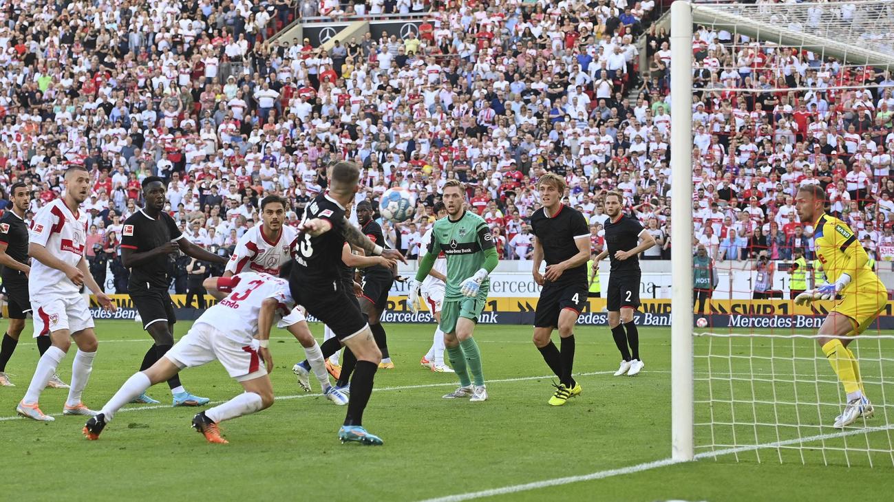 ケルン戦の後半ロスタイム、頭で決勝点を決めるシュツットガルトの遠藤航（3）（共同）