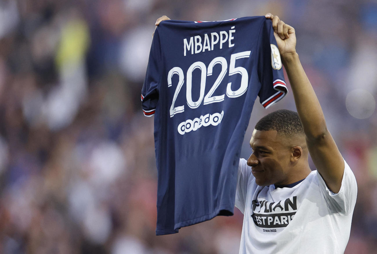 「MBAPPE 2025」のユニホームを掲げるパリ・サンジェルマンのエムバペ（ロイター）