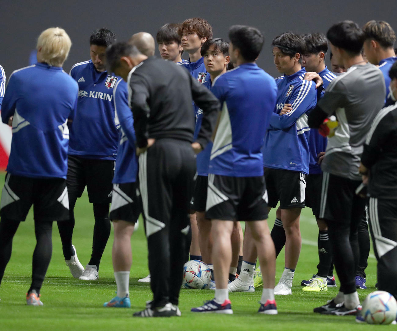 練習前、ミーティングに参加する左から中山、田中、板倉、久保、原口（撮影・佐藤翔太）