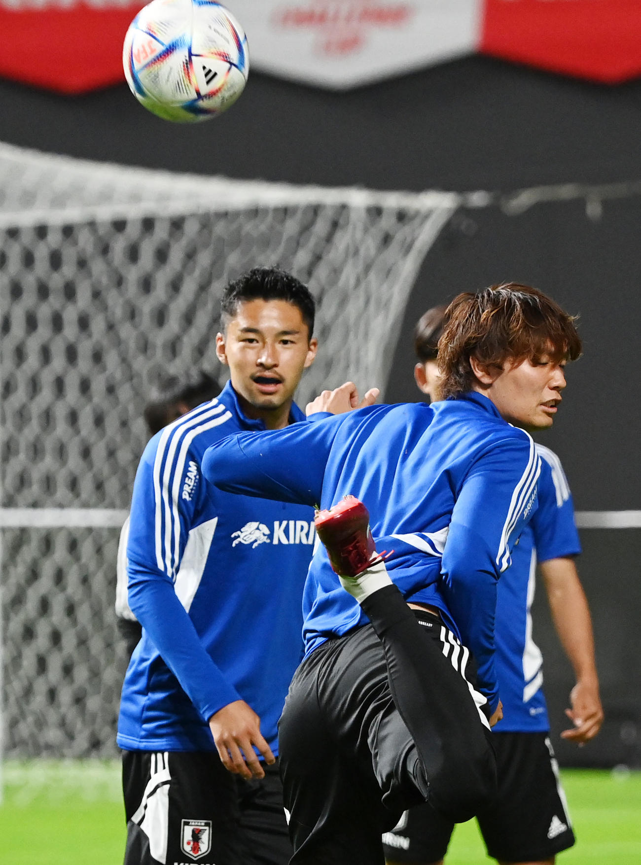 ボール回しでヒールキックをする板倉（撮影・横山健太）