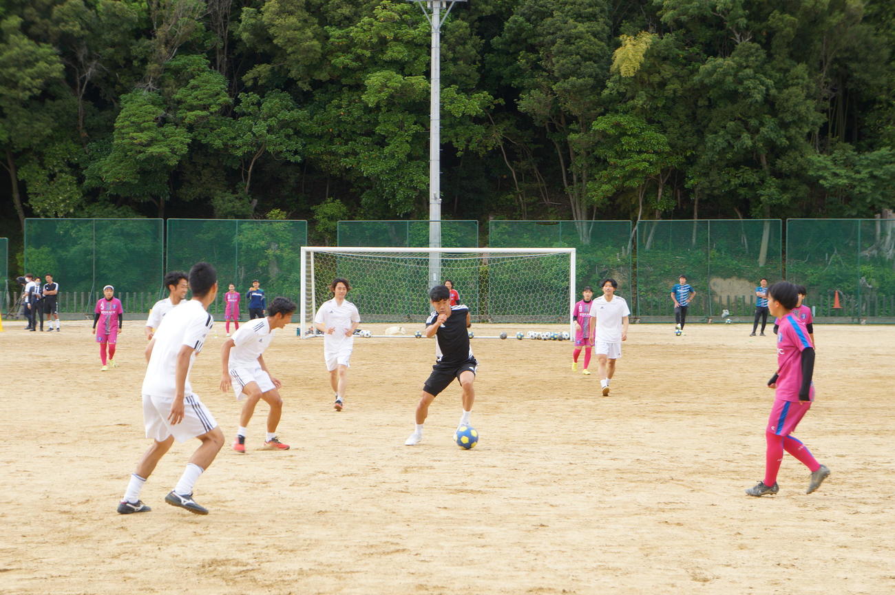 淡路島の蒼開高男女サッカー部のメンバーとミニゲームをする香川真司（撮影・益子浩一）