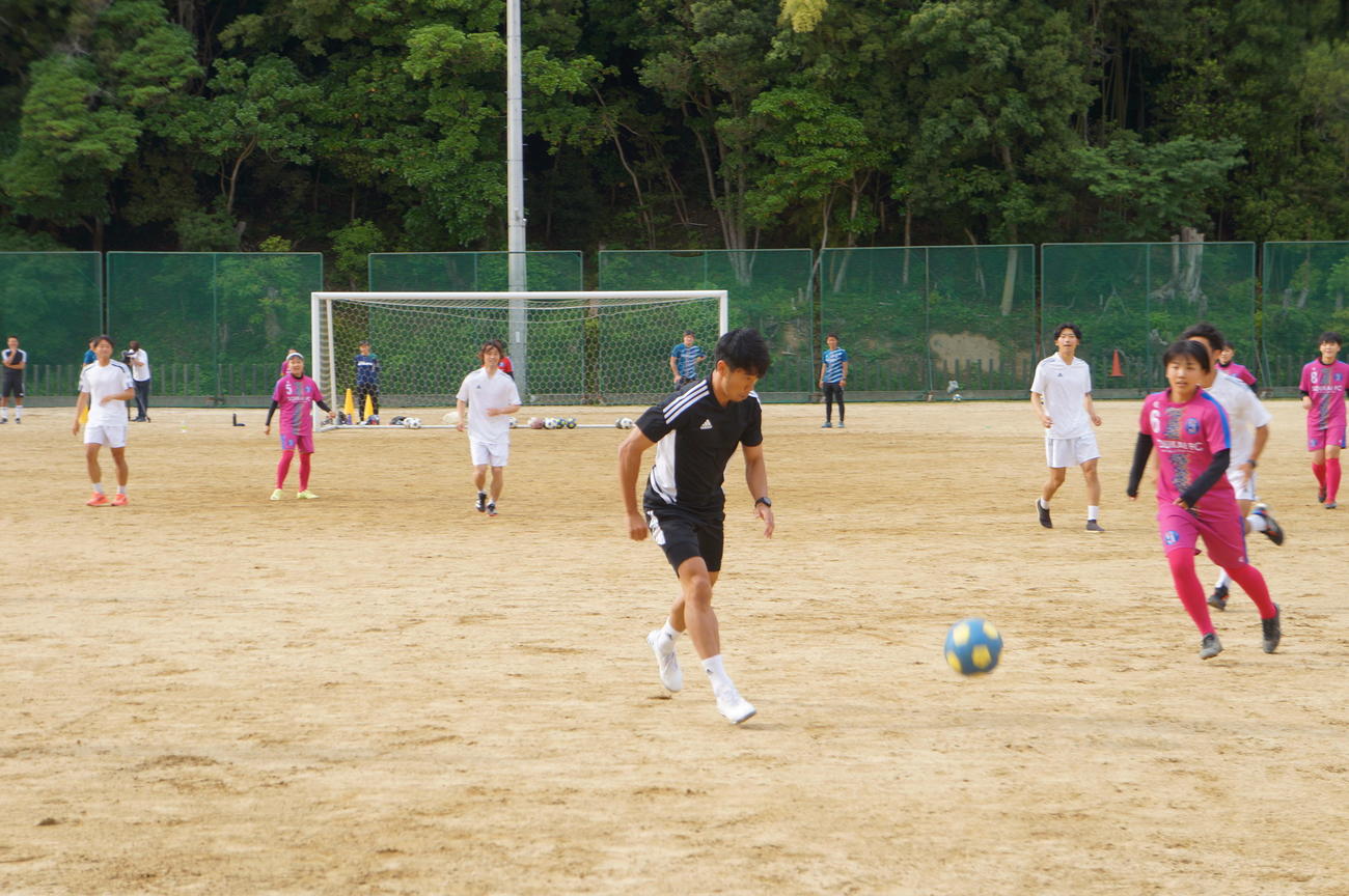 淡路島を訪れ蒼開高男女サッカー部のメンバーとミニゲームをする香川真司（撮影・益子浩一）