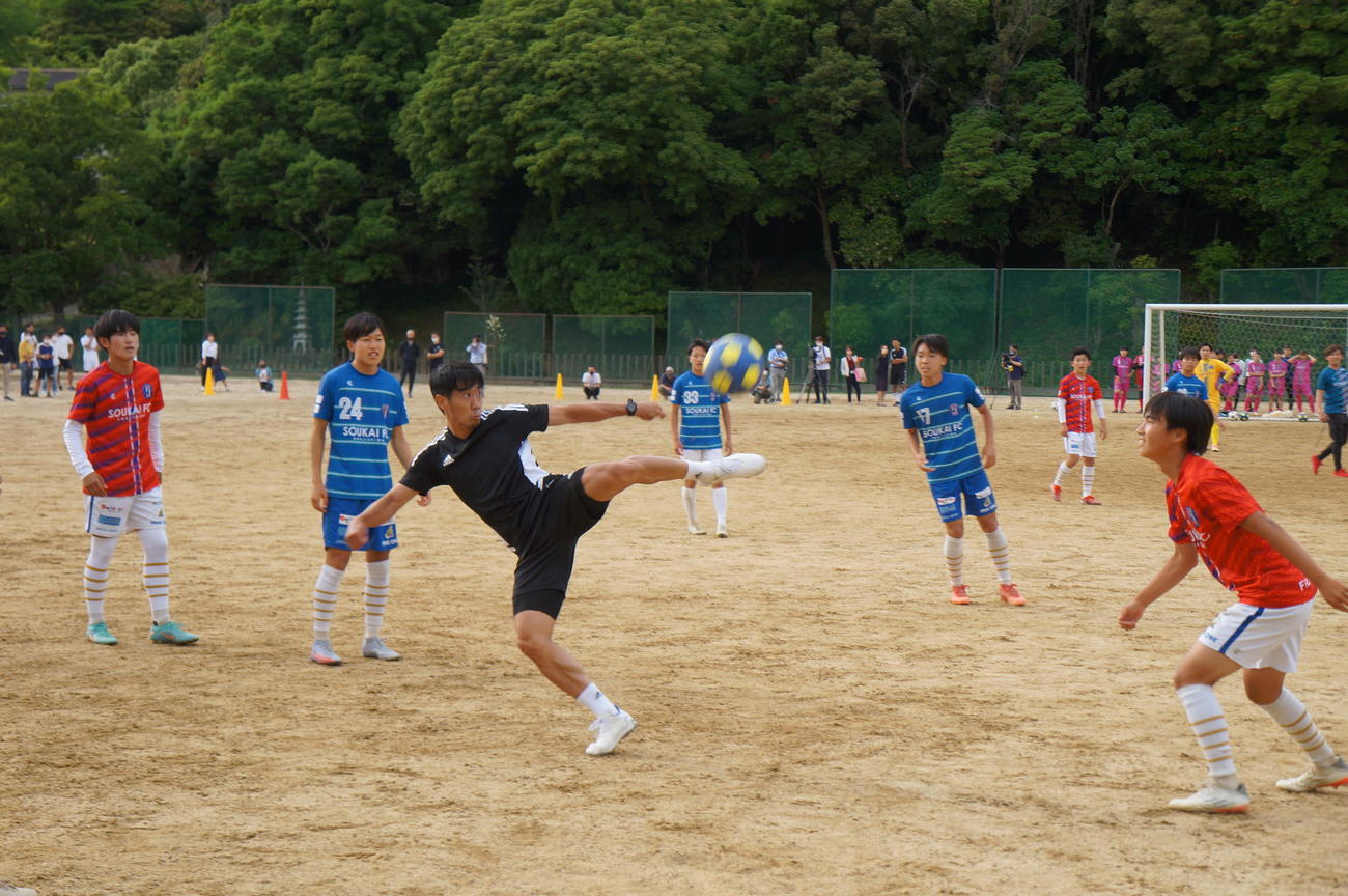 淡路島を訪れ蒼開高男女サッカー部のメンバーとミニゲームをする香川真司（撮影・益子浩一）