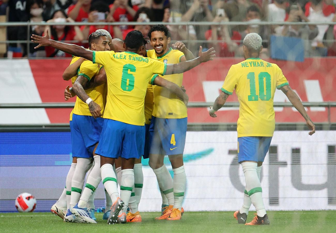 先制ゴールを決め、喜ぶブラジル代表イレブン（ロイター）