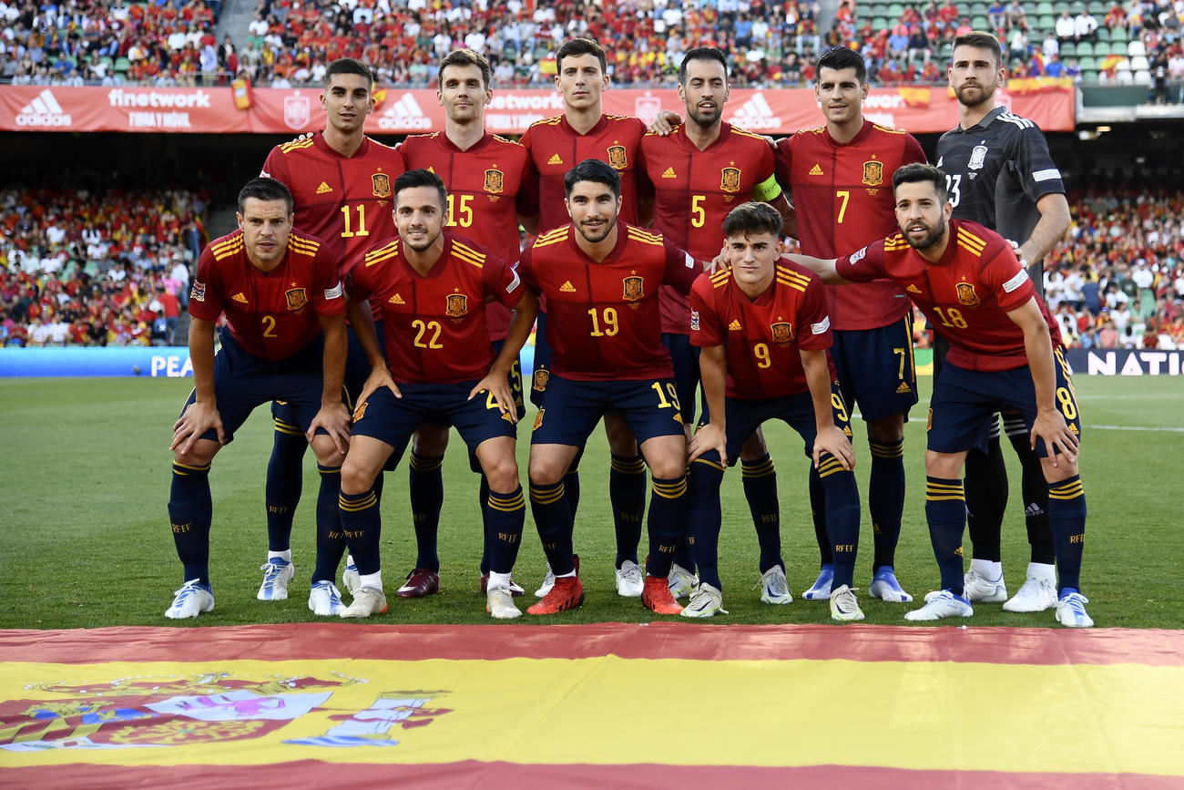 試合に臨むスペインのメンバー（AP）