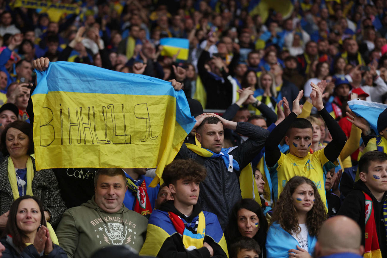 ウェールズに敗れW杯出場を逃し、肩を落としながらも選手たちに拍手を送るウクライナのサポーター（ロイター）