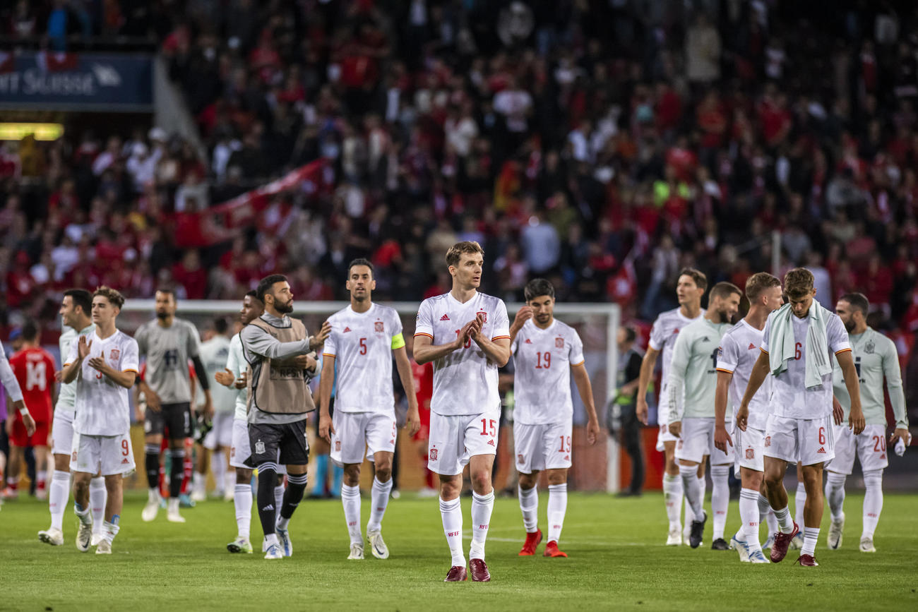 勝利を飾り喜ぶスペイン（AP）