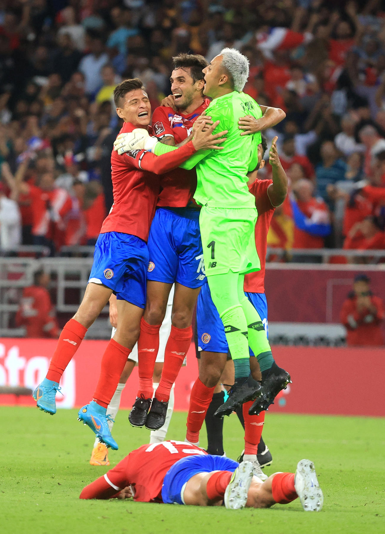 W杯カタール大会出場を決め、チームメイトと喜ぶコスタリカGKナバス（右）（ロイター）