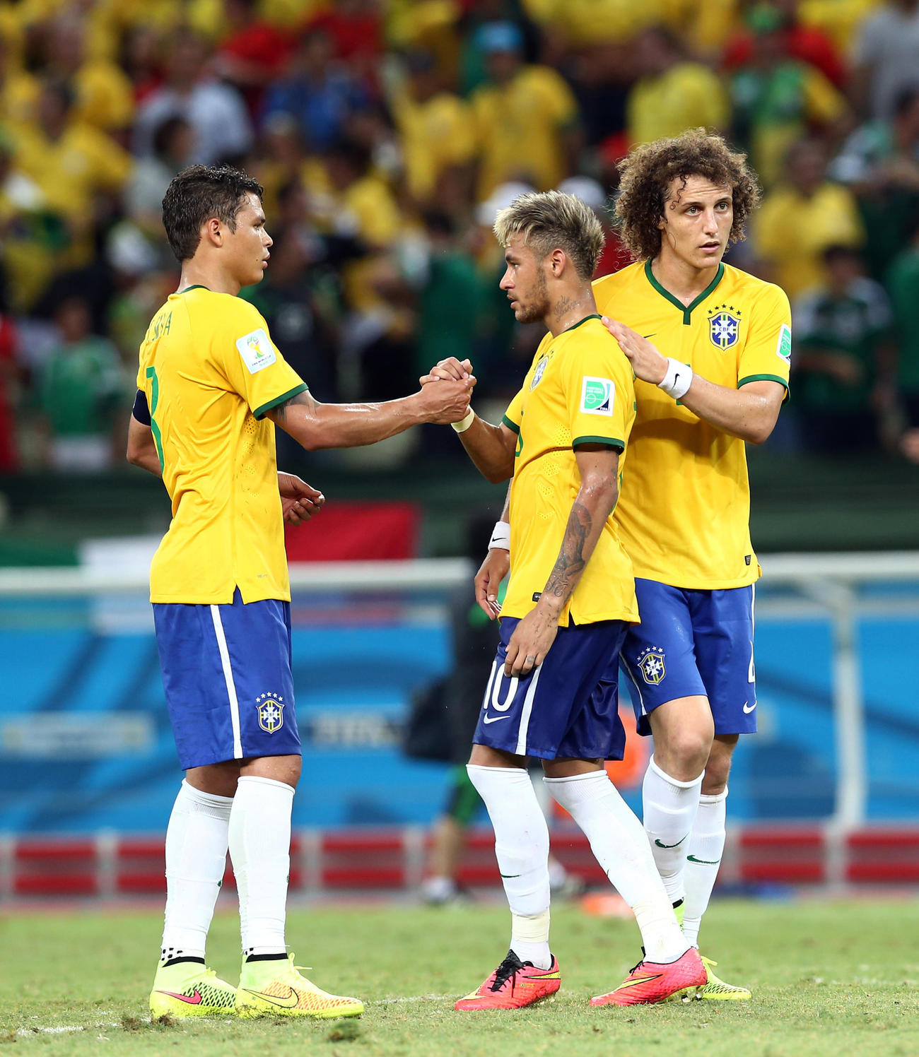 サッカーW杯ブラジル大会　1次リーグA組　ブラジル対メキシコ　左からブラジルのチアゴシウバ、ネイマール、ダビドルイス（2014年6月17日撮影・PNP）