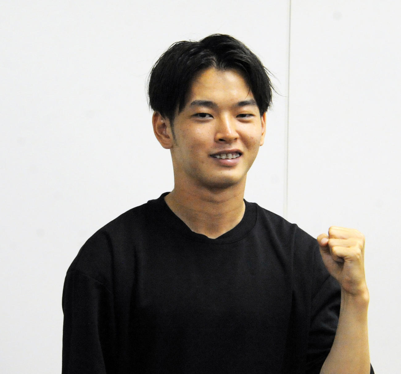 取材対応後、笑顔で撮影に応じる本間