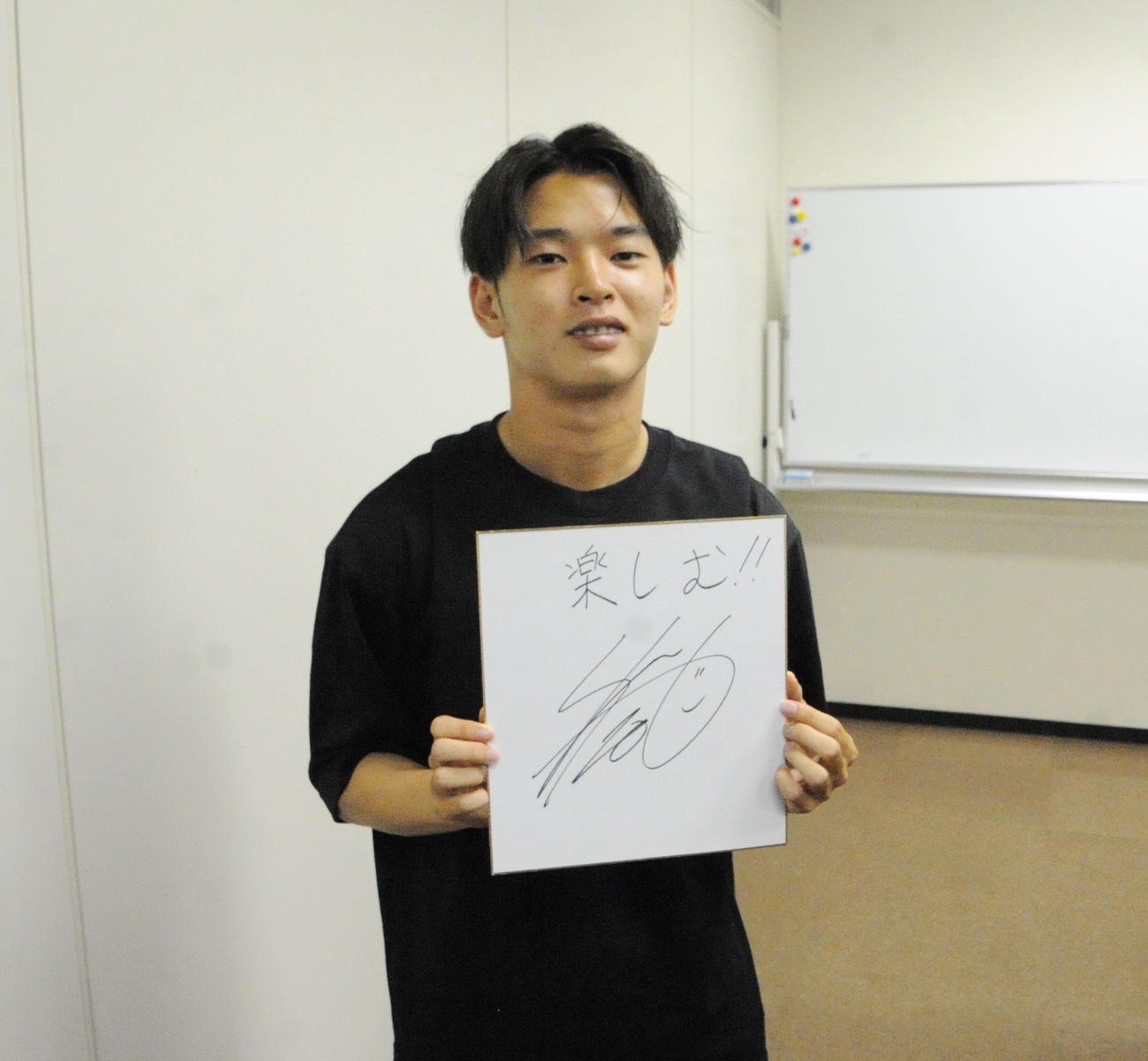 欧州挑戦への決意を色紙に記した本間