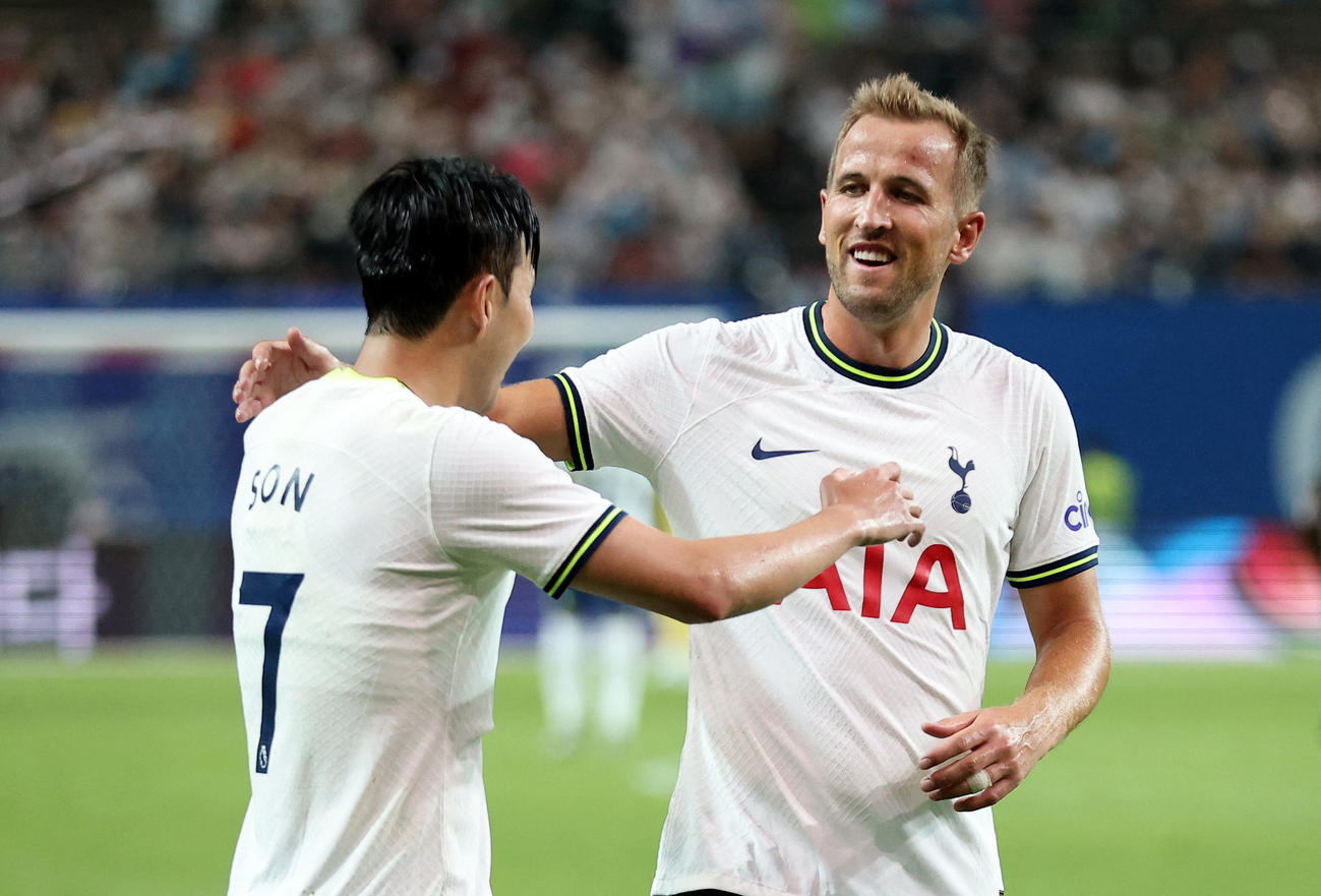 試合に勝利し喜ぶトットナムFW孫興民（左）とFWハリー・ケーン（ロイター）