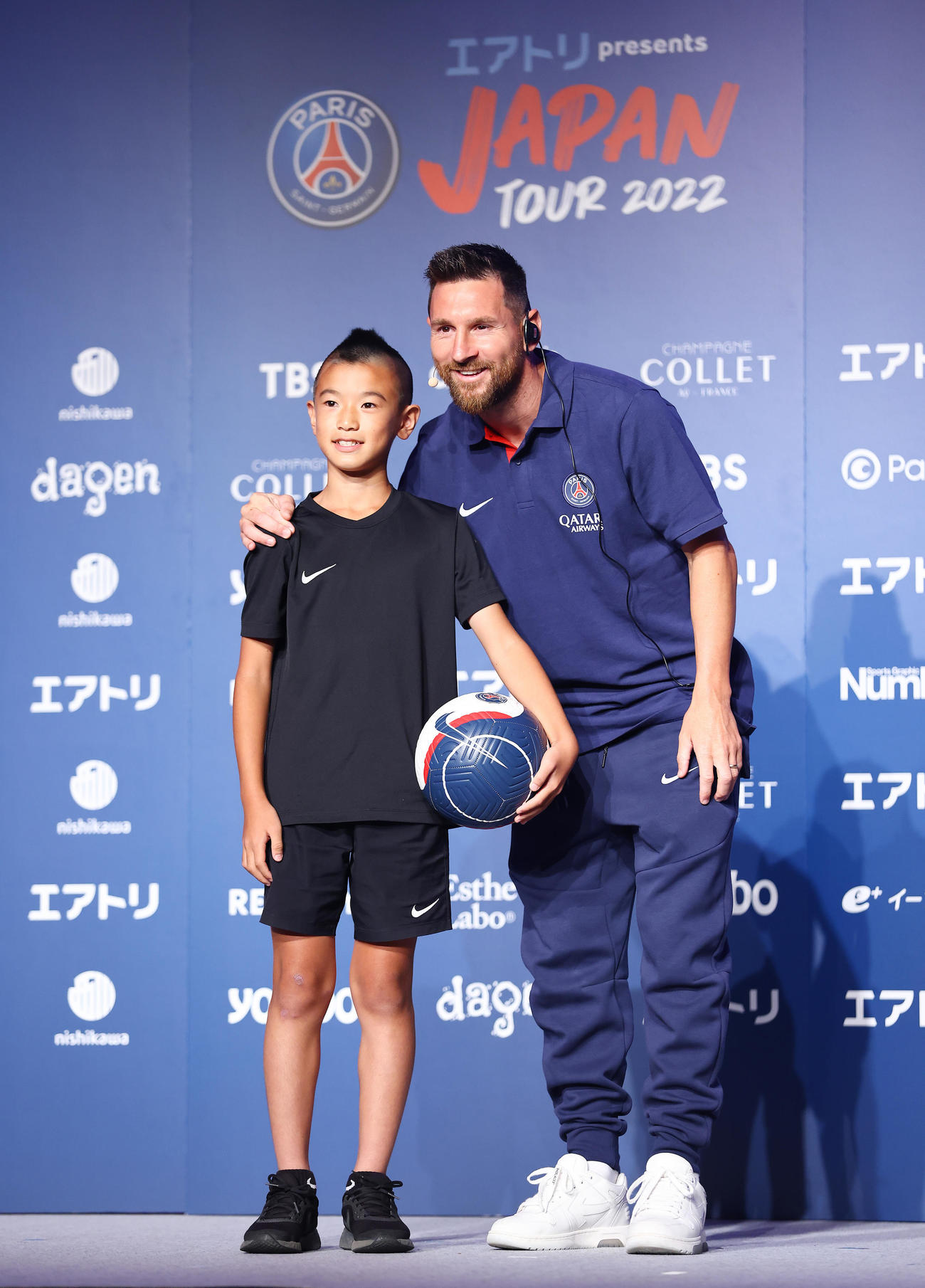 「パリサンジェルマン　ジャパンツアー2022」来日会見で当選した子どもと記念写真に納まるパリサンジェルマンのメッシ（右）（撮影・垰建太）