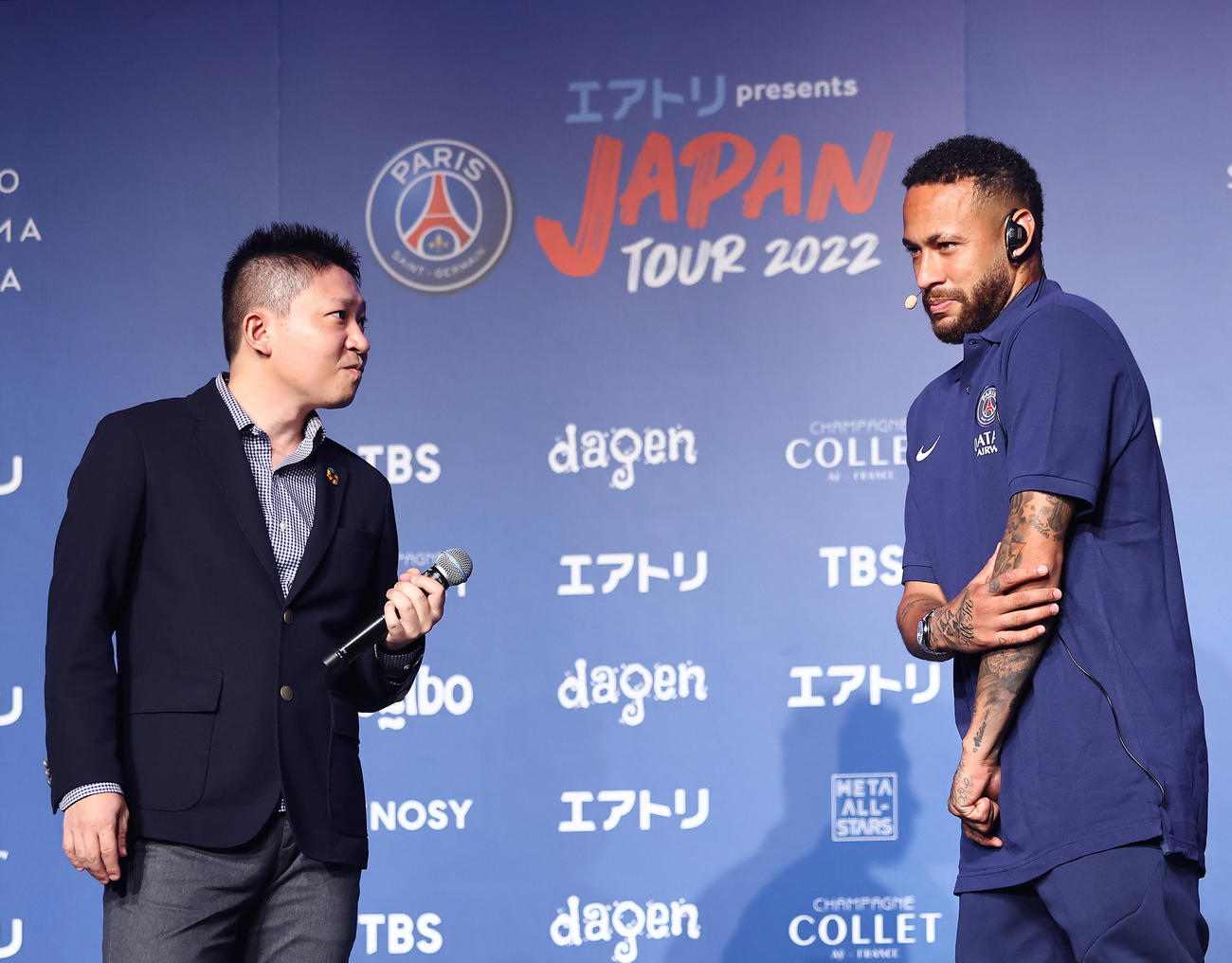 「パリサンジェルマン　ジャパンツアー2022」来日会見で当選した男性の質問に応えるパリサンジェルマンのネイマール（右）（撮影・垰建太）