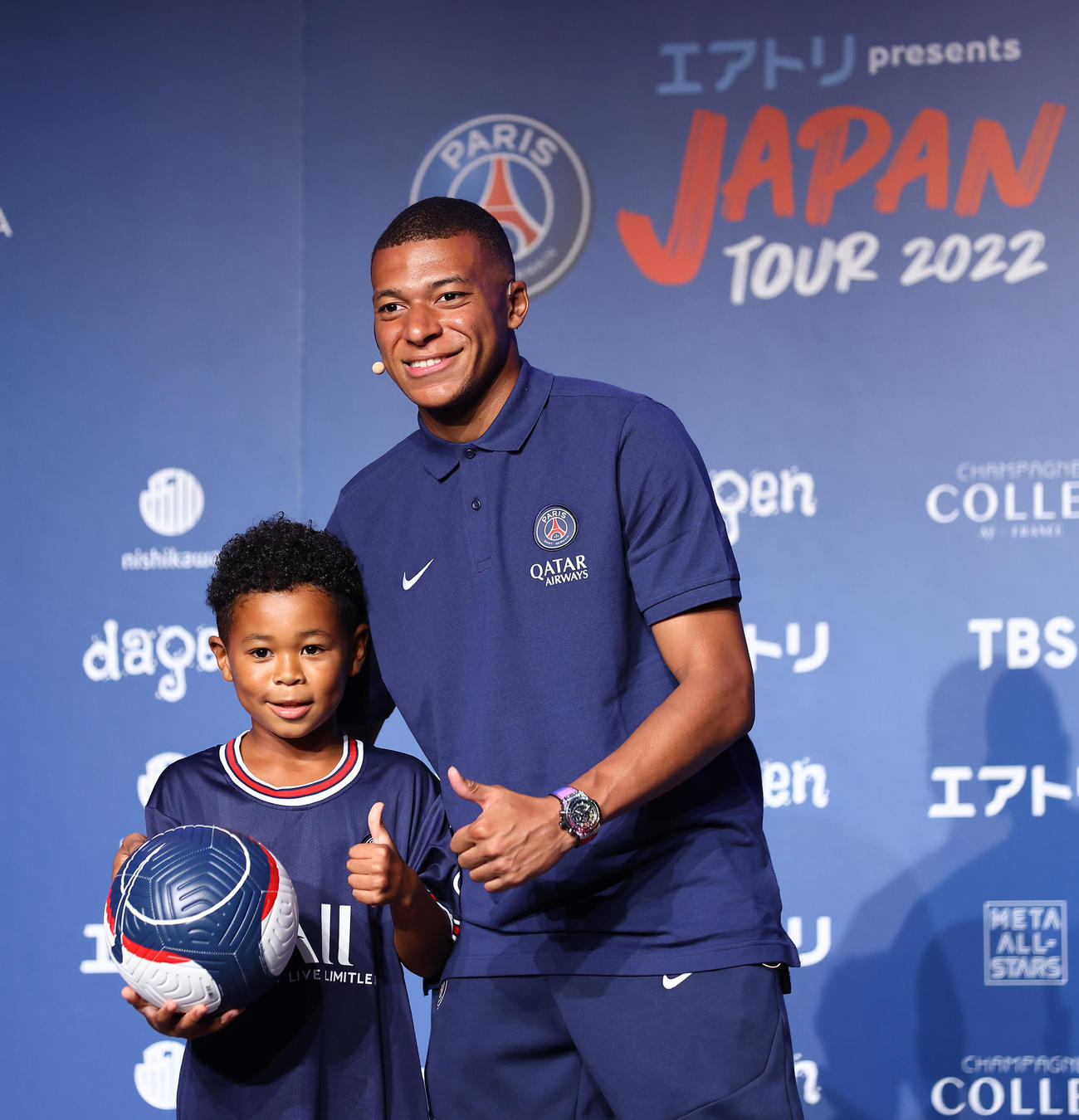 「パリサンジェルマン　ジャパンツアー2022」来日会見で当選した子どもと写真に納まるパリサンジェルマンのエムバペ（右）（撮影・垰建太）
