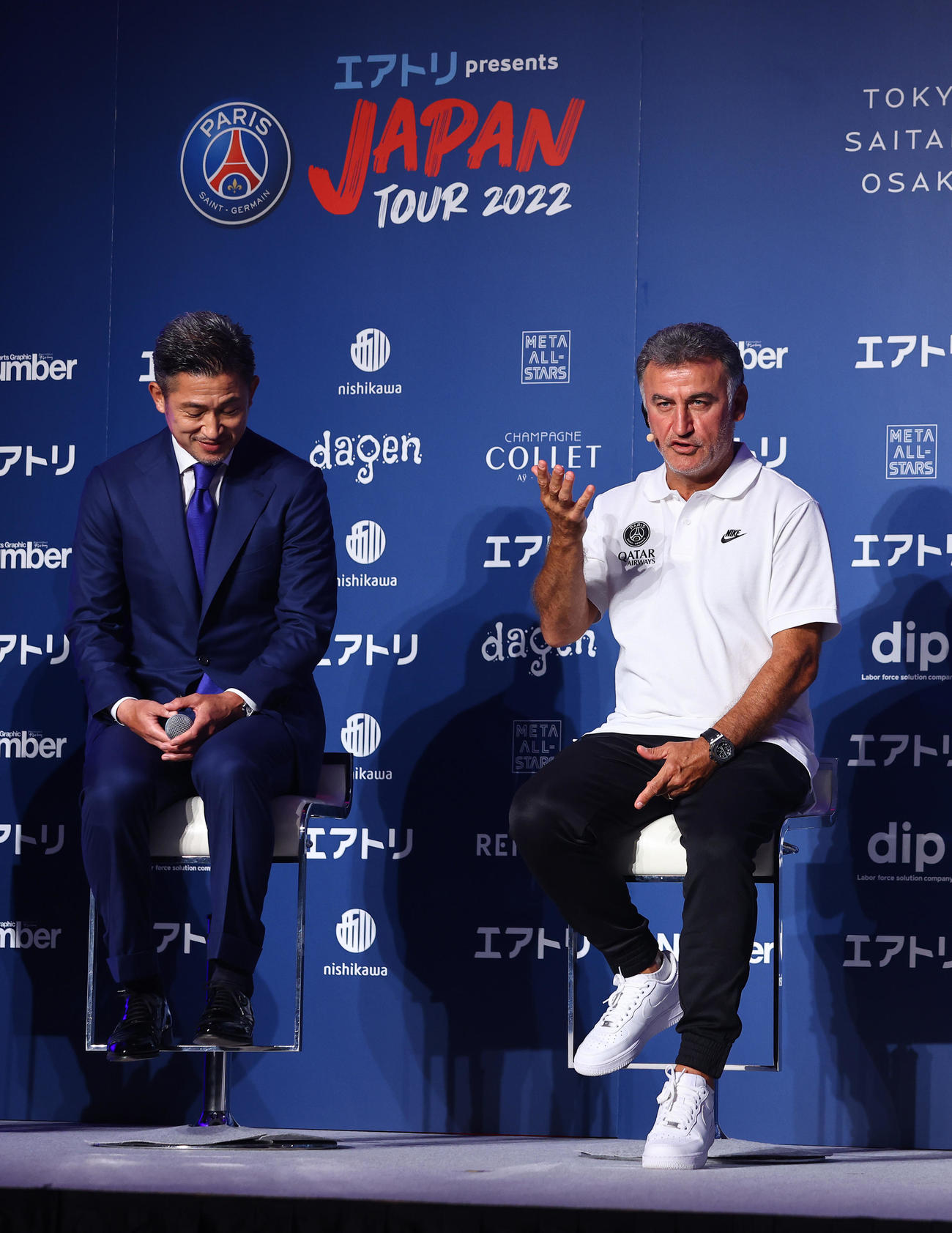 「パリサンジェルマン　ジャパンツアー2022」来日会見で話すパリサンジェルマンのガルティエ監督（右）。左はカズ（撮影・垰建太）