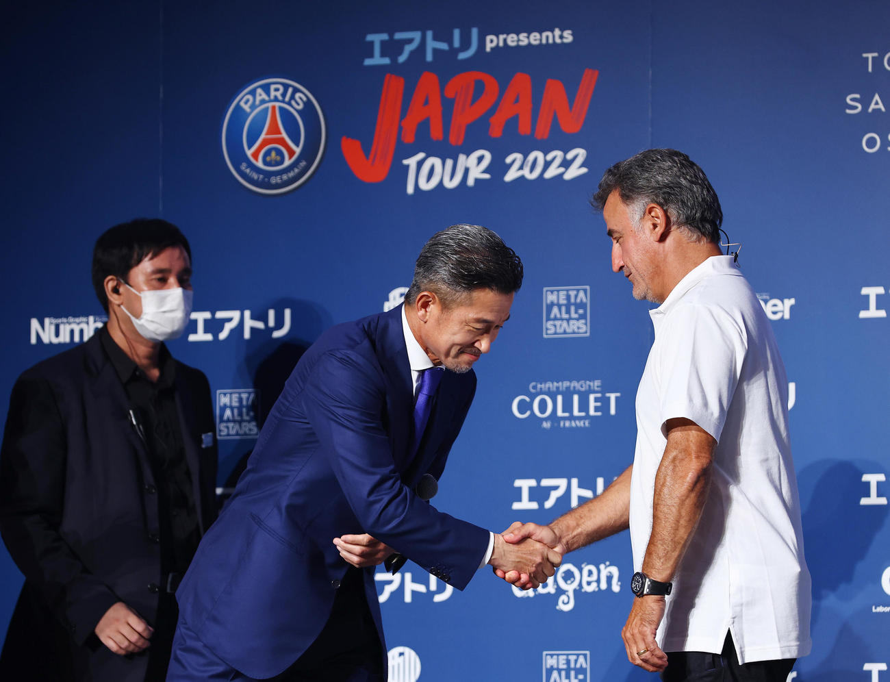 「パリサンジェルマン　ジャパンツアー2022」来日会見でパリサンジェルマンのガルティエ監督（右）と握手を交わすカズ（撮影・垰建太）