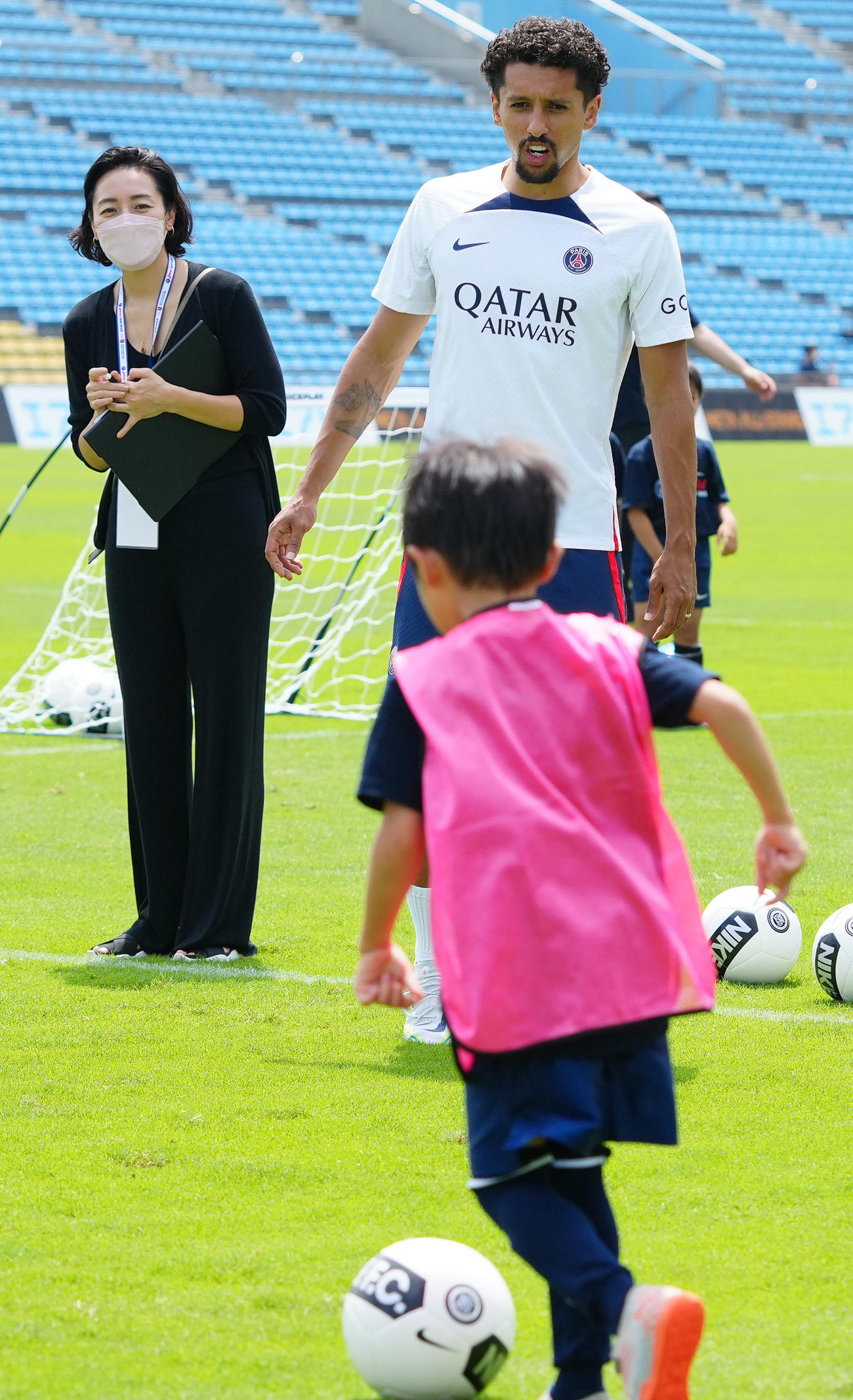 サッカークリニックに臨むパリ・サンジェルマンのマルキーニョス（右）（撮影・江口和貴）