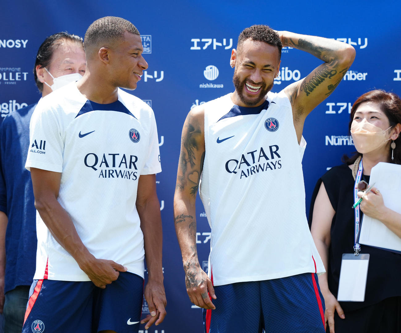 サッカークリニックで笑顔を見せるパリ・サンジェルマンのネイマール（手前右）。同左はエムバペ（撮影・江口和貴）