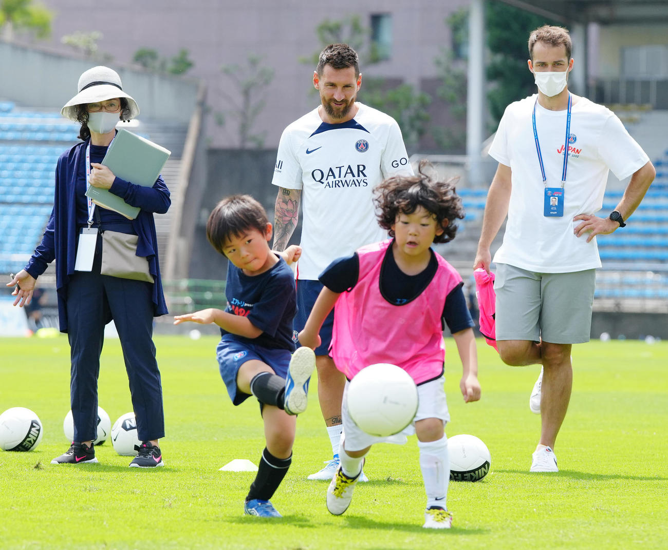 サッカークリニックで参加した子どもたちを見つめるパリ・サンジェルマンのメッシ（後方中央）（撮影・江口和貴）