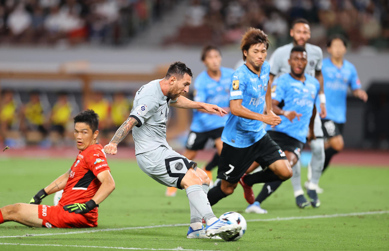 パリ・サンジェルマン対川崎F　前半、GKをかわしてシュートを放つパリ・サンジェルマンのメッシ（中央）（撮影・垰建太）