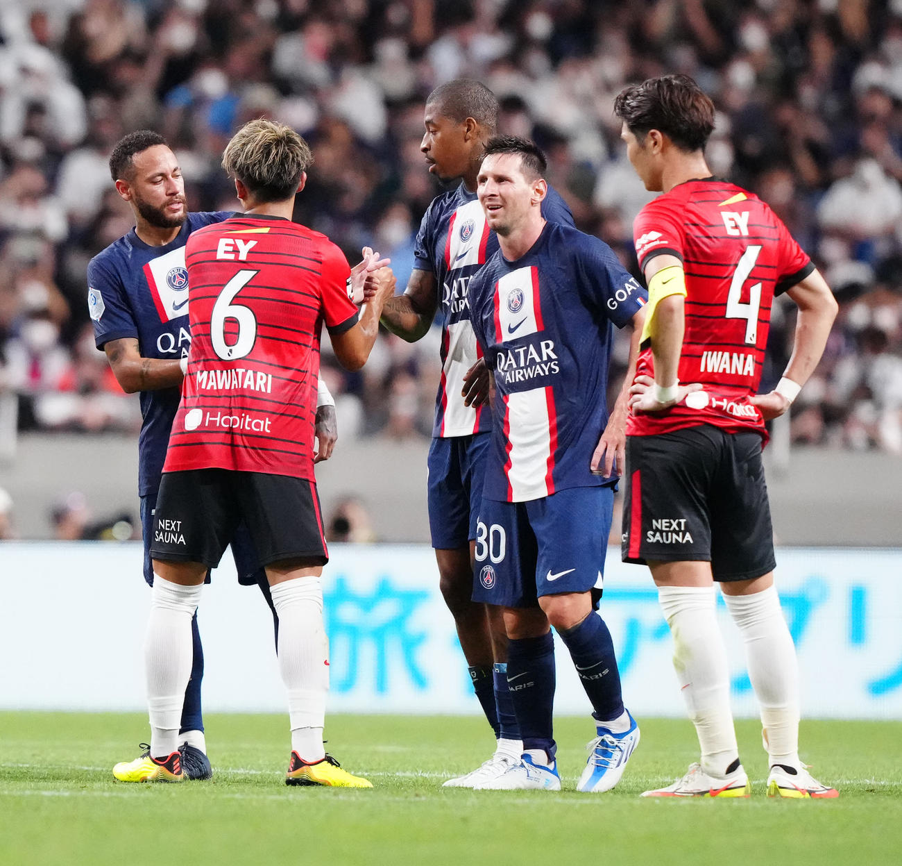 浦和対パリ・サンジェルマン　試合後、タッチを交わす両チームの選手たち。左端はネイマール、左から4人目はメッシ（撮影・江口和貴）
