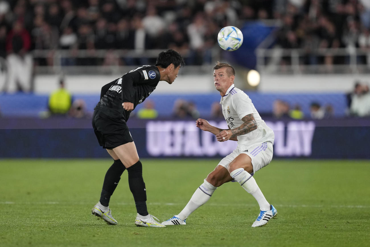 UEFAスーパー杯　レアル・マドリードのトニ・クロースと競り合うフランクフルト鎌田大地 (左) (AP） 