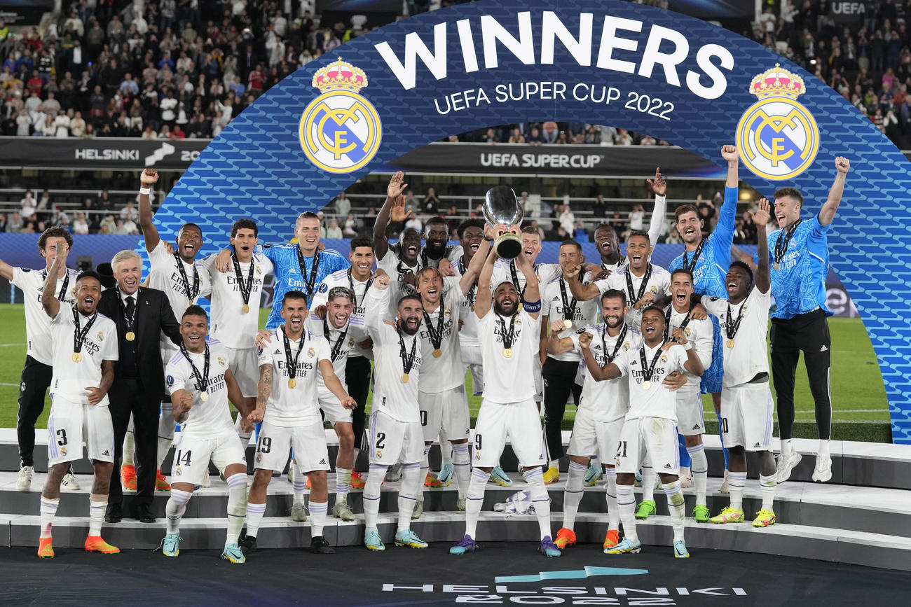 UEFAスーパー杯を制しトロフィーを掲げて喜ぶベンゼマらレアル・マドリードの選手たち（AP）