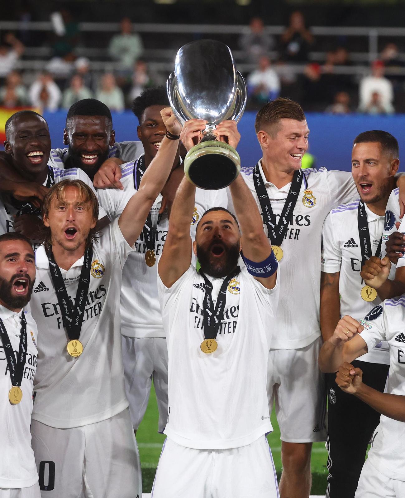 UEFAスーパー杯を制しトロフィーを掲げて喜ぶベンゼマ（ロイター）