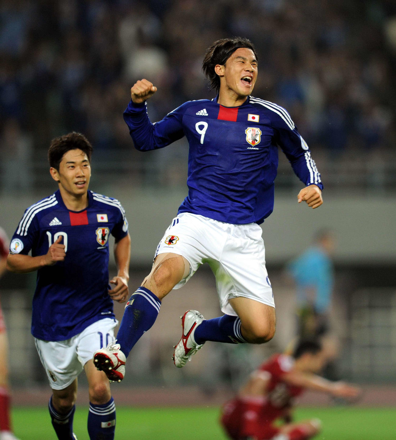11年10月、W杯アジア3次予選タジキスタン戦でゴールを決め喜ぶ岡崎（右）と香川