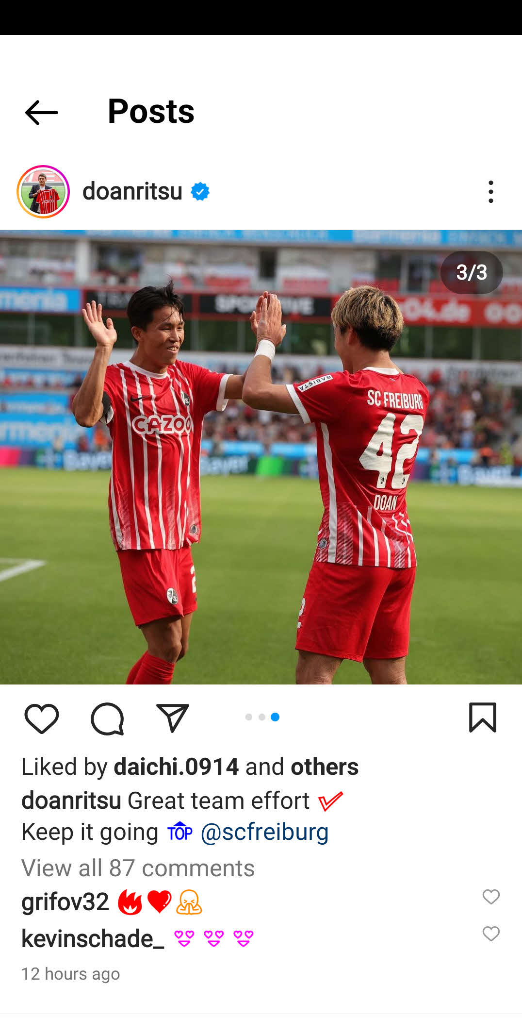 鄭優営とハイタッチする堂安（右）（堂安のインスタグラムより）