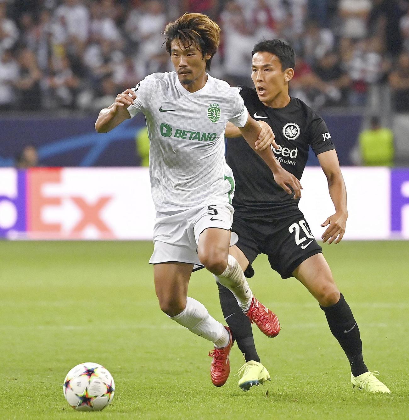 後半、競り合うスポルティング守田（左）とEフランクフルト長谷部（共同）