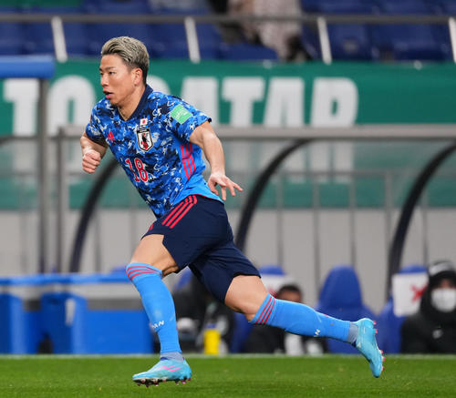 アクシデント 浅野拓磨が開始４分で負傷交代 右膝付近痛がる様子 吉田麻也が歩み寄る姿も ブンデスリーガ 日刊スポーツ